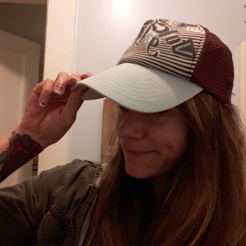 Volcom gals girl trucker hat skateboard